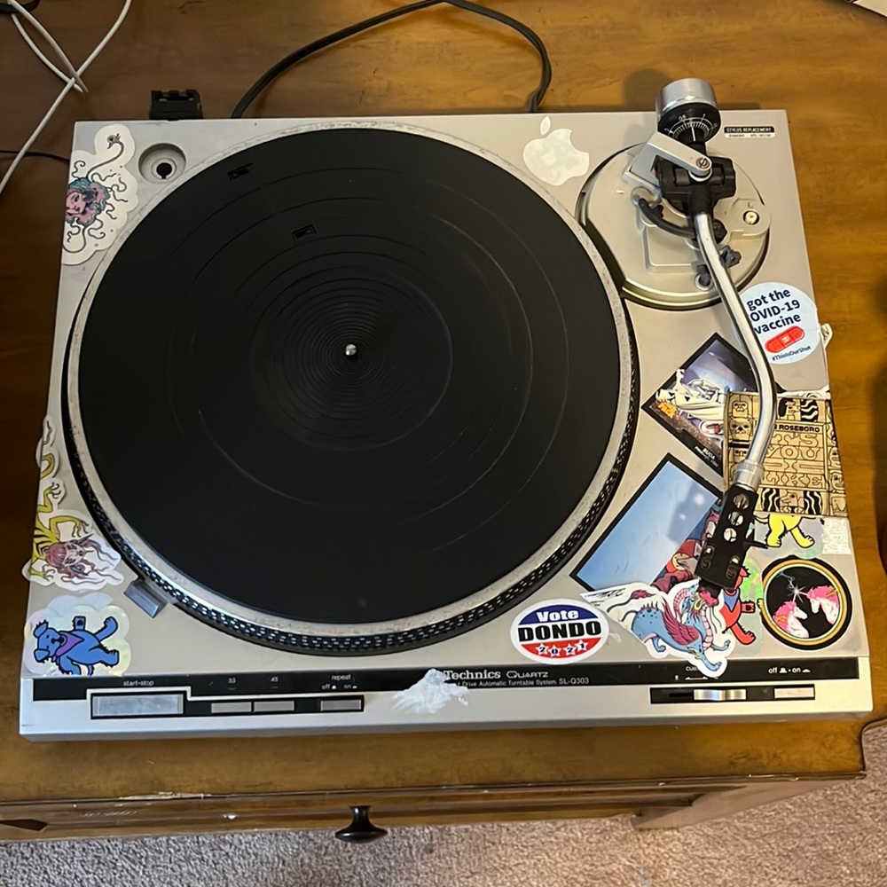 TECHNICS QUARTZ SL-Q303 RECORD PLAYER